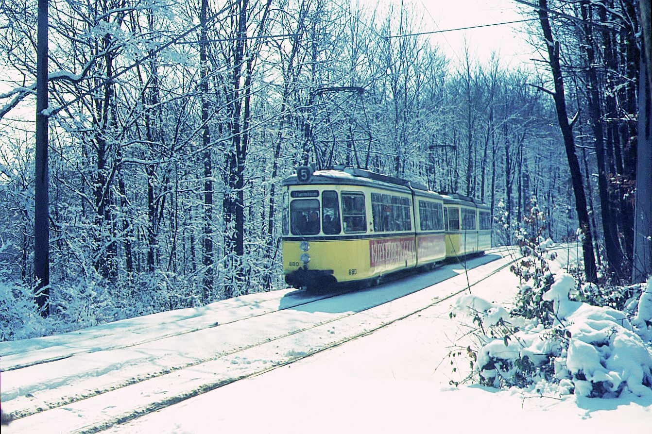 SSB Stuttgart__Linie 5 mit GT4 Nr. 680 vorneweg kommt von der 'Ruhbank' (Fernsehturm) abwärts.__20.03.1975