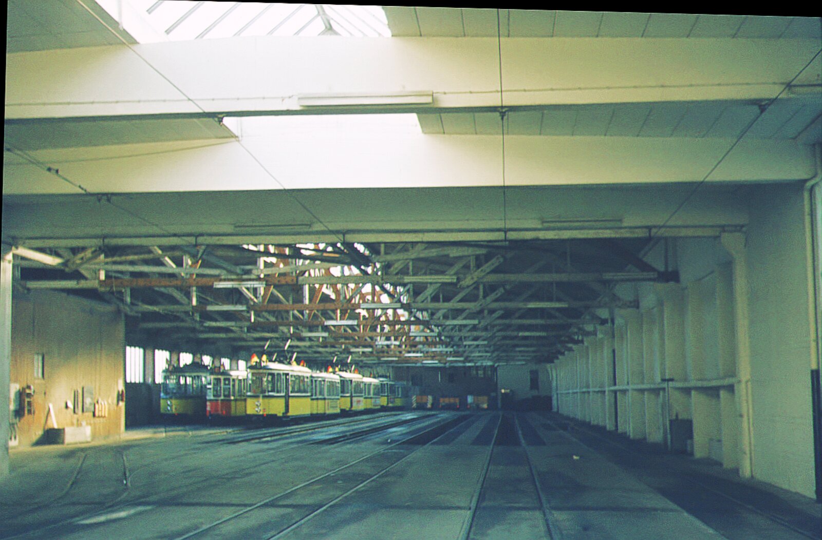 SSB Stuttgart_Straßenbahn-Betriebshöfe__Cannstatt (Vh5)__Blick in die untere Halle. Abgestellte T2+B2-Züge als E-Wagen während des Dt. Turnfests.__14-06-1973 