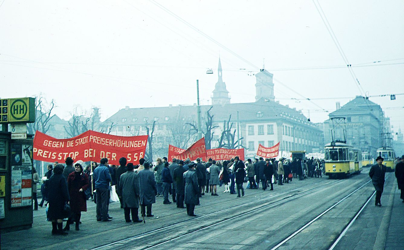 SSB Stuttgart__Streik im öffentlichen NV einmal andersherum : 1972 auf einem Höhepunkt jener Protest- und Demonstrationsfreudiger Jahre gab es bundesweit u.a lautstarke Aktionen gegen Fahrpreiserhöhungen, die nicht überall so friedlich verliefen wie in Stuttgart. Im Bild Demo am Schloßplatz.__08-01-1972