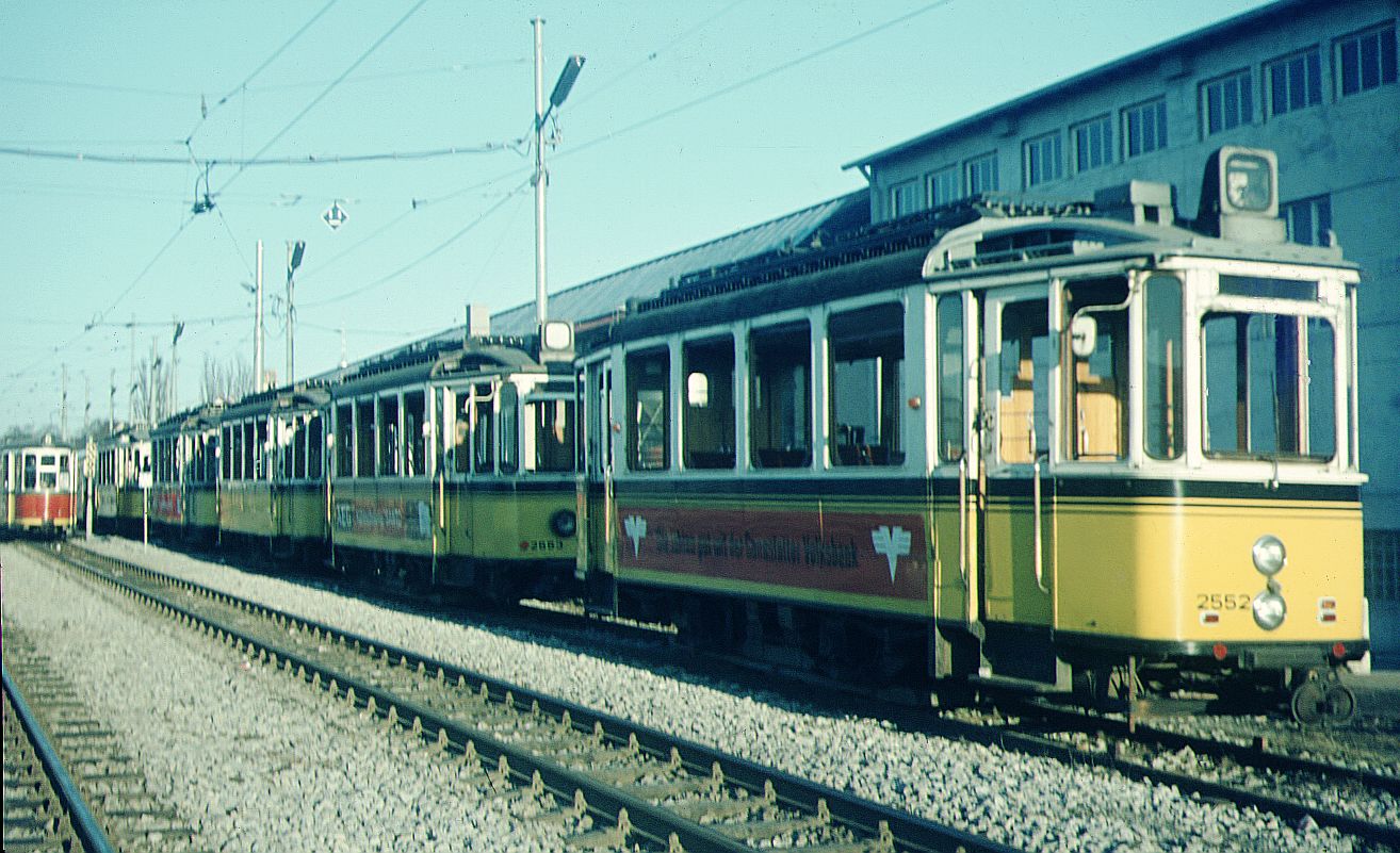 SSB Stuttgart__Tw 2552 [ex 277; ME/AEG 1952; Umbau 1967;+1971] und Tw 2553 [ex Tw 280;ME/AEG 1950; Umbau 1967;+1971] und weitere drei Tw der 200er-Serie von 1950/52 (Nachbauten der Serie von 1929) die ab 1967 in den verschiedenen Betriebshöfen als Geräte- bzw. Rangier-Tw im Einsatz waren, neben dem Betriebshof Degerloch.__01-1971 
