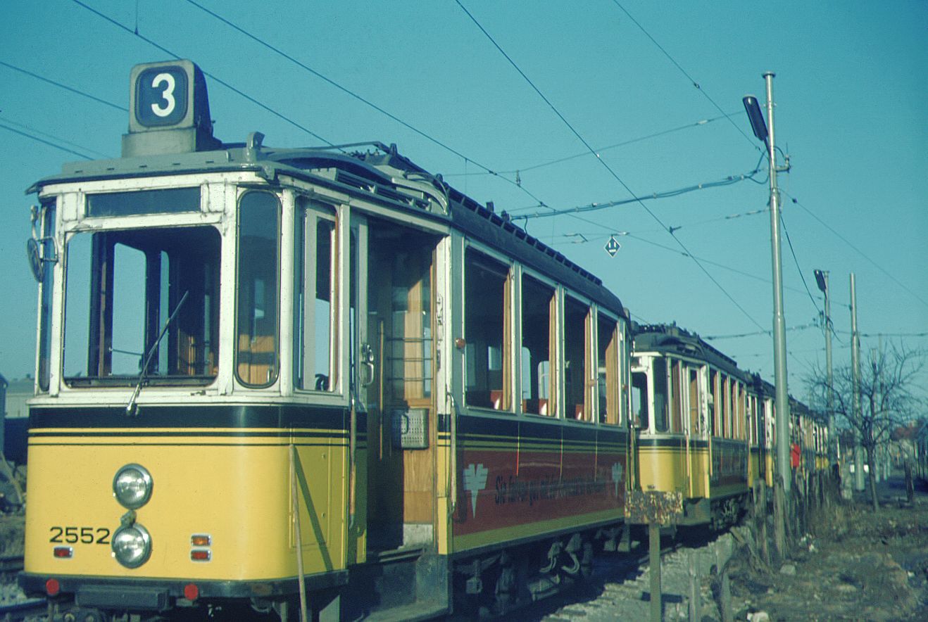SSB Stuttgart__Tw 2552 [ex 277; ME/AEG 1952; Umbau 1967;+1971] an der Spitze von insgesamt fünf Tw der 200er-Serie von 1950/52 (Nachbauten der Serie von 1929) die ab 1967 in den verschiedenen Betriebshöfen als Geräte- bzw. Rangier-Tw im Einsatz waren, neben dem Betriebshof Degerloch.__01-1971 