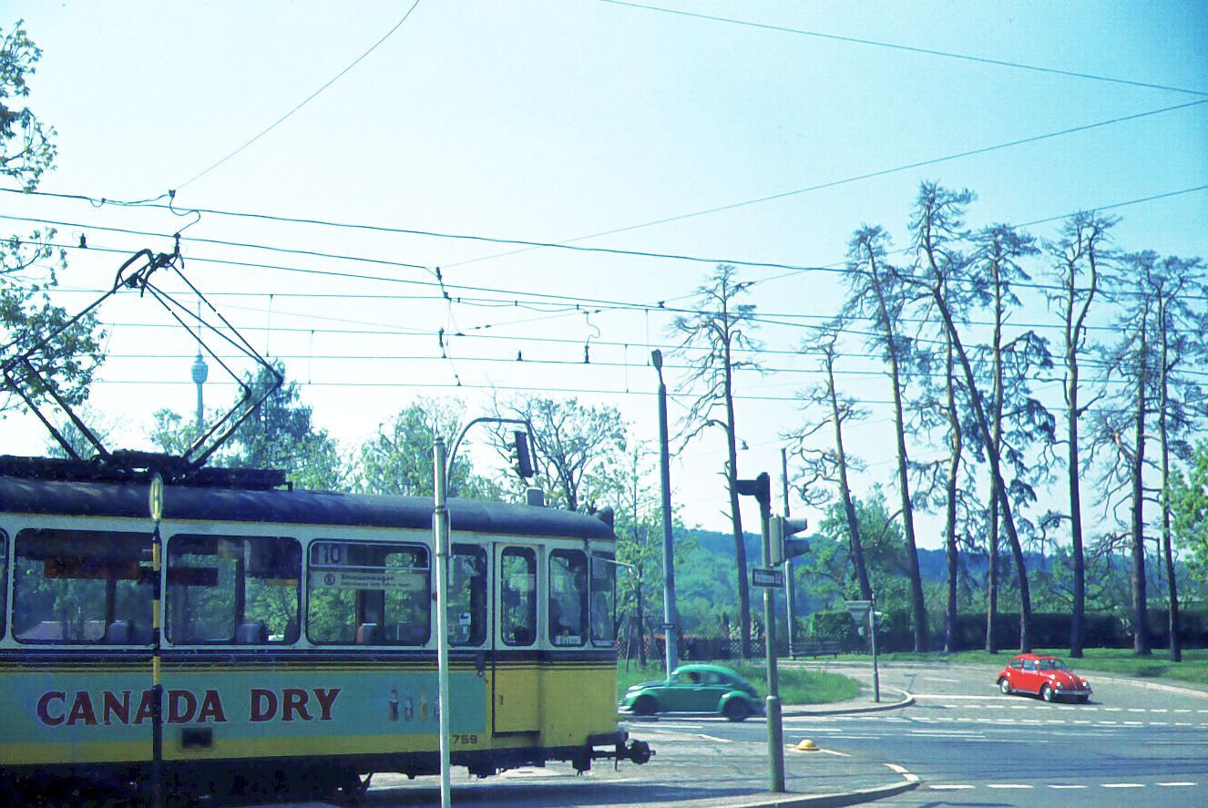 SSB Stuttgart__Tw 759 mit Bw auf Linie 10 verläßt die Zwischenschleife 'Geroksruh' Richtung Innenstadt. __13-05-1973