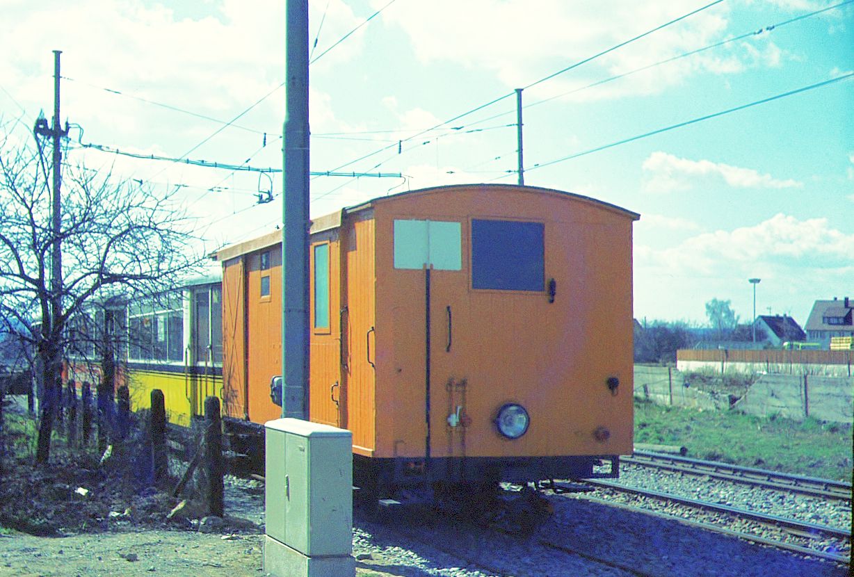 SSB Stuttgart__Unfall-Hilfsgerätewagen 3002 neben dem Betriebshof Degerloch. Als B2 Bj.1897, ME bei der Filderbahn als Gepäck- und Postwagen, bis 1951 für Bahnpost- und Expressgutverkehr im Einsatz,u.a. auf dem Meterspur(3 Schienen-)gleis zum DB-Bhf. S-Vaihingen.1974 von der DGEG für die Museumsbahn Möckmühl-Dörzbach übernommen und auf 750 mm umgebaut. [Quelle: Strassenbahnen um Stuttgart,Verlag Eisenbahn 1984.] Inzwischen im Internet zu sehen im  Kleinbahnmuseum Bockenau ,als Erinnerung an die Kreuznacher Kleinbahn,unter Dach,im Freien und frei zugänglich.__31-12-1973
