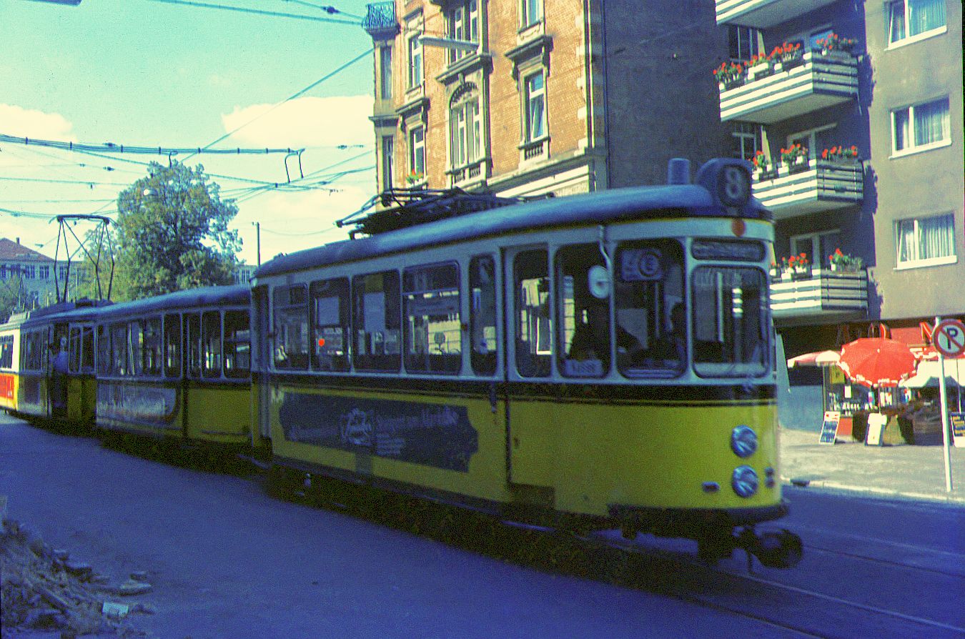 SSB Stuttgart__Verschubfahrten__Hier geht es auch einmal andersrum : auf der Kreuzung Schwab-/Bebelstr. in Stuttgart-West liegengebliebener T2+B2-Zug der Linie 8 wird vom nachfolgenden GT4-Zug von der Kreuzung gedrückt. (Schlechte Bildqualität, aber dafür selten...)__09-1971