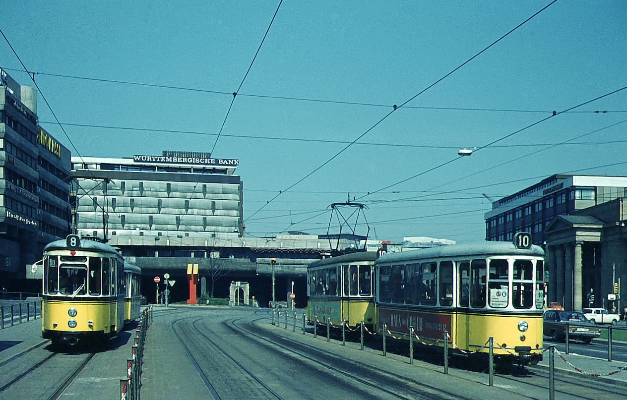 SSB Stuttgart__Zwei T2+B2 ( Schiffle )-Garnituren, auf Linie 8 und Linie 10 begegnen sich beim Schloßplatz an der 'Planie'. Der 10er durfte ausnahmsweise nochmals für ein langes Wochenende im Mai 1973 zurück auf seine jahrzehntelange Stammstrecke, als Umleitung wegen Bauarbeiten.__13-05-1973