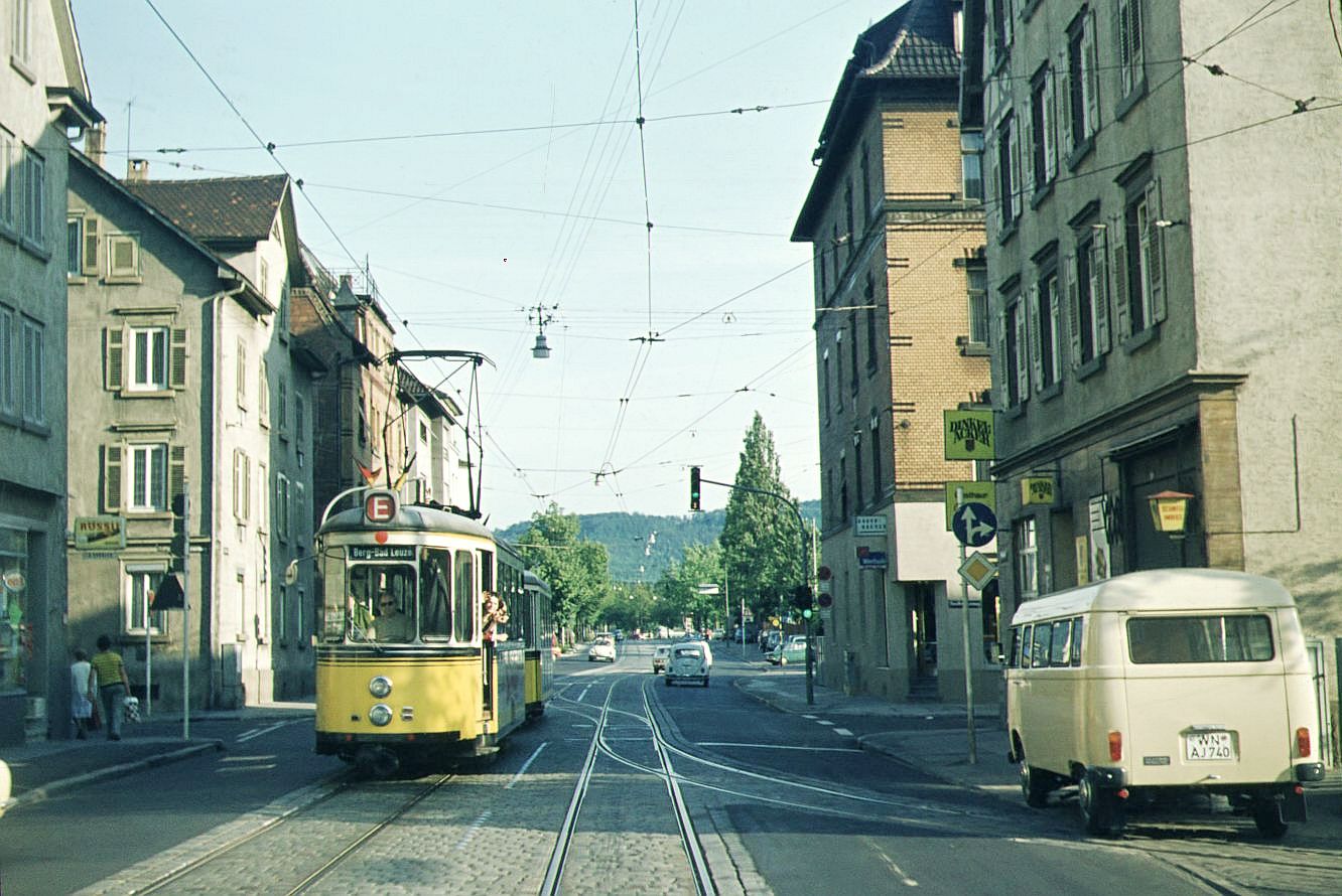 SSB vor 50 Jahren_Deutsches Turnfest Juni 1973 in Stuttgart: E-Wagen mit bereits nicht mehr zutreffender Zielangabe “Berg Bad Leuze“ in der Daimlerstraße in S-Bad Cannstatt. Bis 1969 Linienweg des 22ers, danach Betriebsstrecke. Die rechts abzweigenden Gleise führten zum Betriebshof Cannstatt. Heute in veränderter Form Teil der Schleife um das dort eingezogene Straßenbahn-Museum (SHB).__14-06-1973