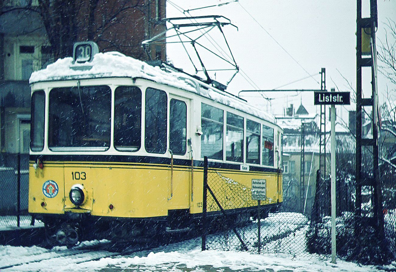 SSB__Zahnradbahn__Das Zusammentreffen verlief nicht gerade sanft. Auf dem Gleis zum Marienplatz abgestellter Tw 103 [ME 1937]. Nachmittag Schule geschwänzt, um vielleicht nicht alltägliche Wintermotive von der SSB zu erhaschen -nachdem es früh und vormittags heftige Schneefälle gegeben hatte- bekam ich hier prompt die Gelegenheit.__10-04-1973