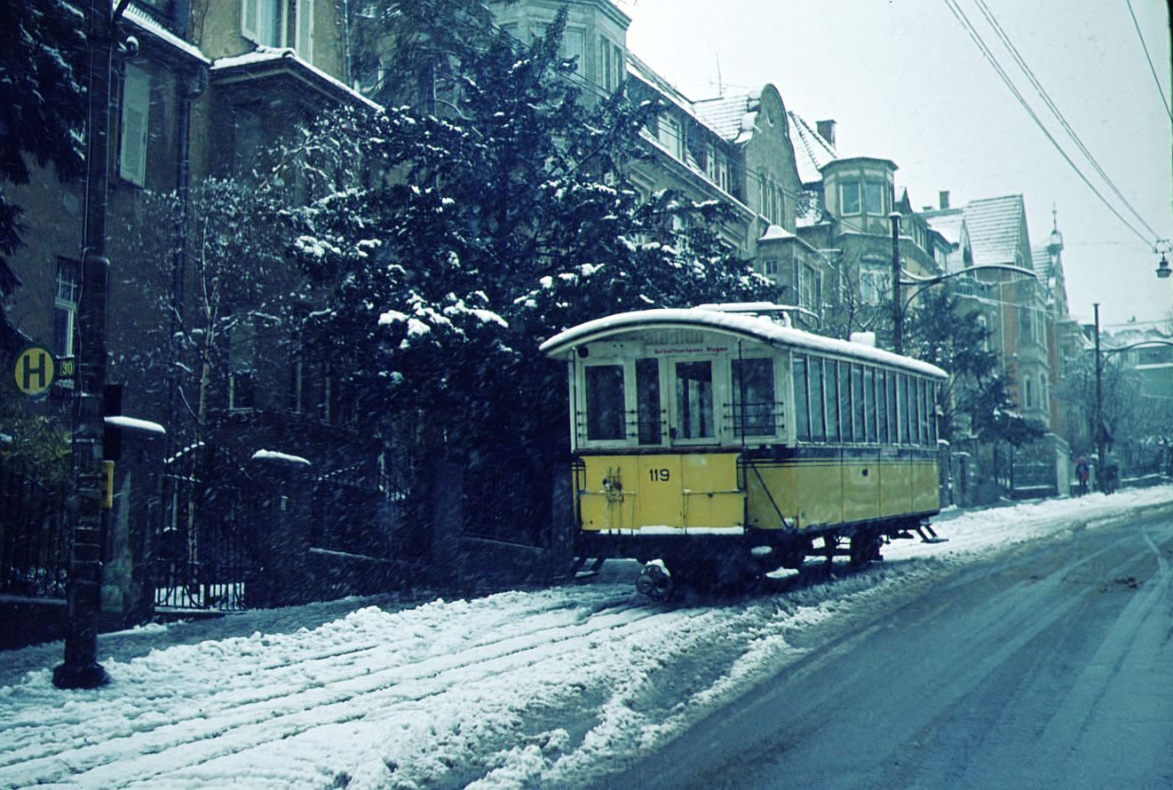 SSB__Zahnradbahn__Kein ungewöhnlicher Anblick an der Haltestelle ‘Liststr.‘: ein zum Tausch bestimmter Vorstellwagen (vier der fünf Bw waren immer an der Endstation Degerloch hinterstellt) wurde bei der Talfahrt hier stehengelassen und von einem andern Tw über das abzweigende Gleis ins Depot geholt.__10-04-1973 