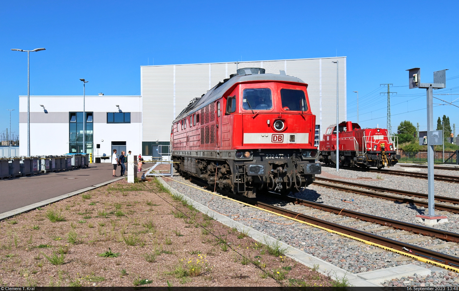 Standesgemäß begrüßte eine Ludmilla die Besucher vor der Lokwerkstatt von DB Cargo in Halle (Saale). Dafür hatte man 232 472-1 (132 472-2) hingestellt. Anlass war der bundesweite Tag der Schiene.

🧰 DB Cargo
🕓 16.9.2023 | 13:48 Uhr