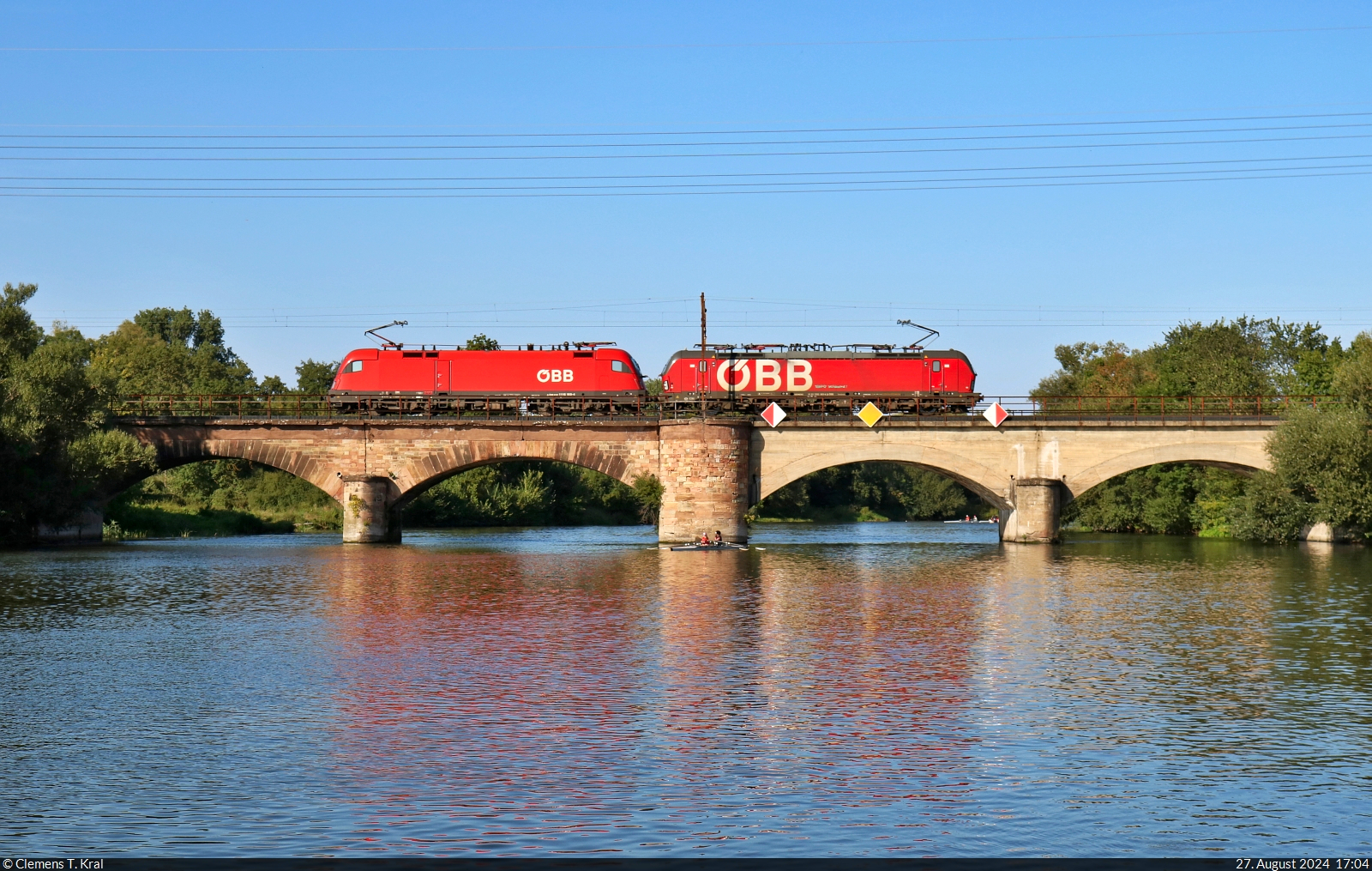 Starkes Tandem: 1293 063-4 (Siemens Vectron) und 1116 169-4 (Siemens ES64U2) überqueren als Lokzug die Saale bei Halle-Wörmlitz Richtung Halle Rosengarten.

🧰 ÖBB-Produktion GmbH
🕓 27.8.2024 | 17:04 Uhr