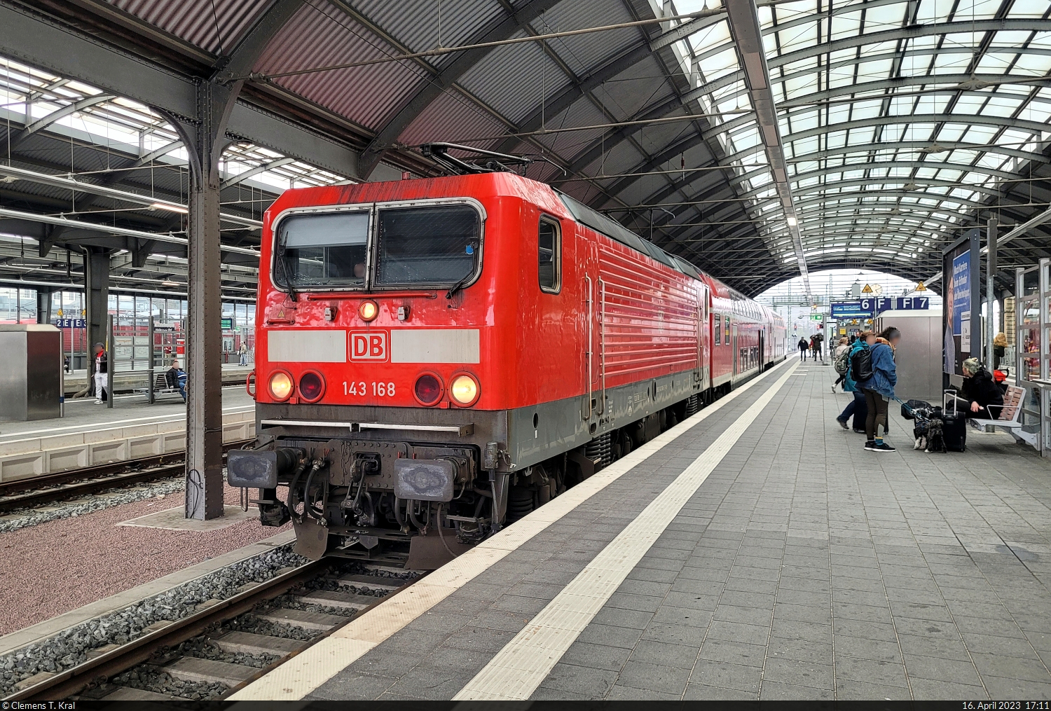 Statt einer 146.0 und nur mit zwei statt drei Dostos steht 143 168-3 in Halle(Saale)Hbf auf Gleis 6.

🧰 Elbe-Saale-Bahn (DB Regio Südost)
🚝 RE 4893  Saale-Express  (RE18) Halle(Saale)Hbf–Jena-Göschwitz [+5]
🕓 16.4.2023 | 17:11 Uhr