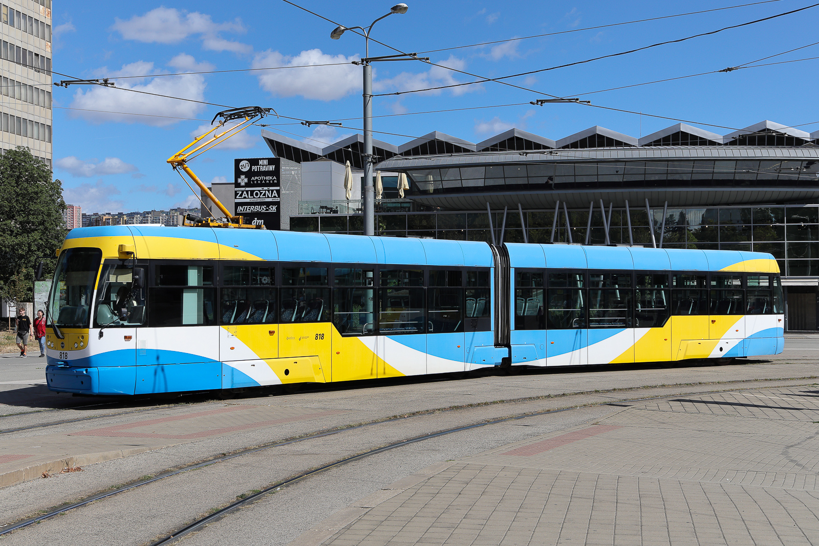 Strassenbahn 818 am 6.9.26 vor dem Hauptbahnhof von Kosice.