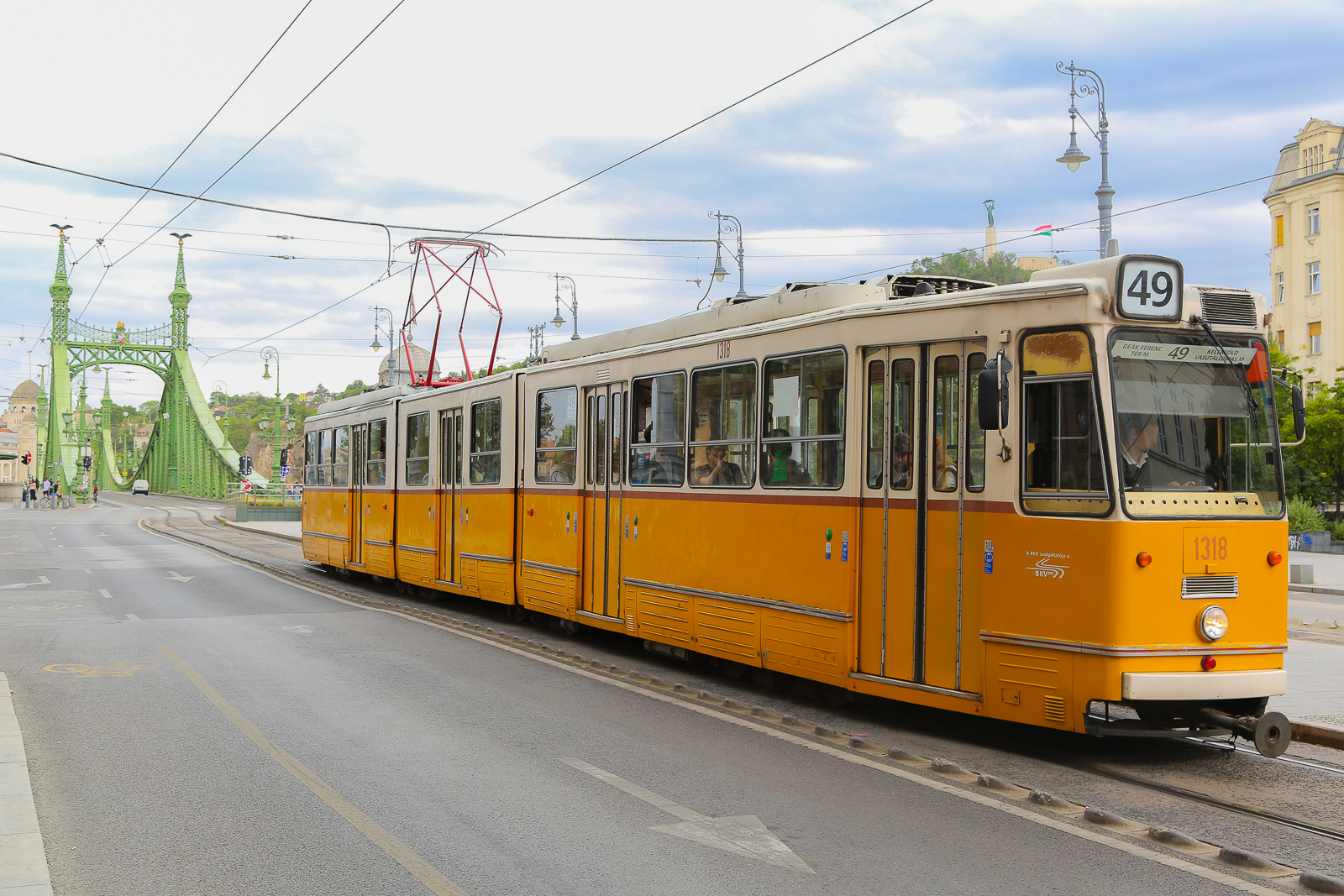 Straßenbahn Budapest Zug 1318 am 23.07.2026 fotografiert. Hinter mir ist die historische Markthalle und die Brücke im Hintergrund Heist Szababsag Hid.
