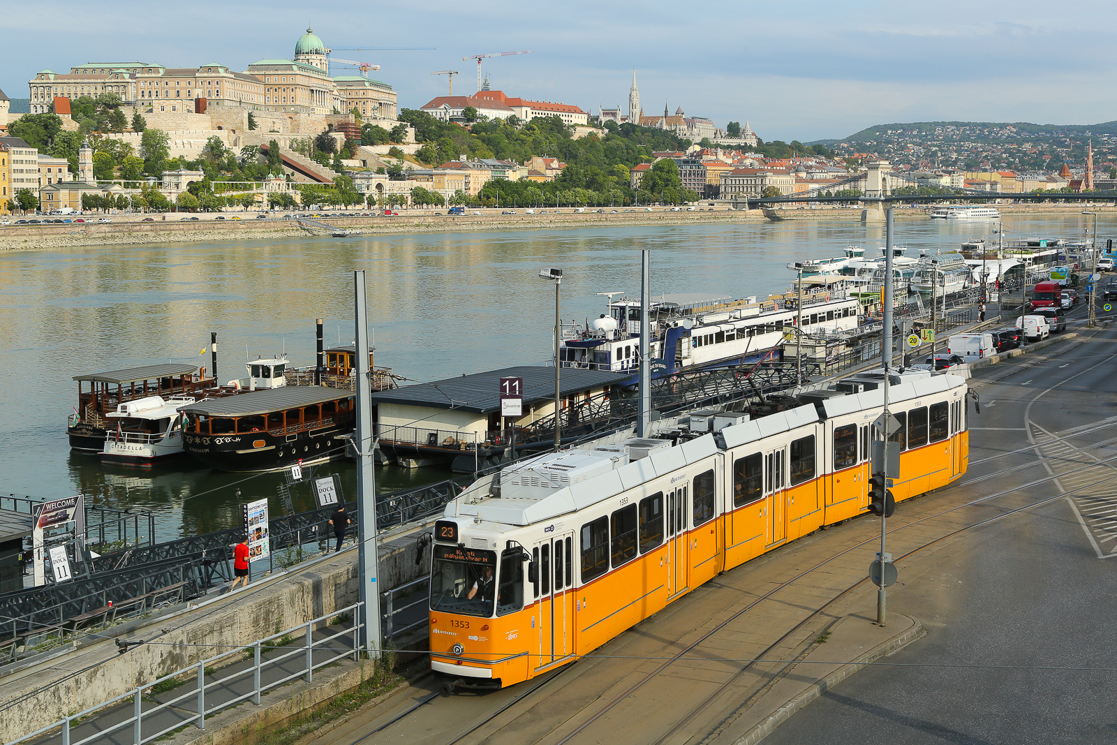 Straßenbahn Budapest Zug 1353 auf der Linie 23 bei Petőfi tér am 23.07.2026 von der Brücke runter fotografiert.