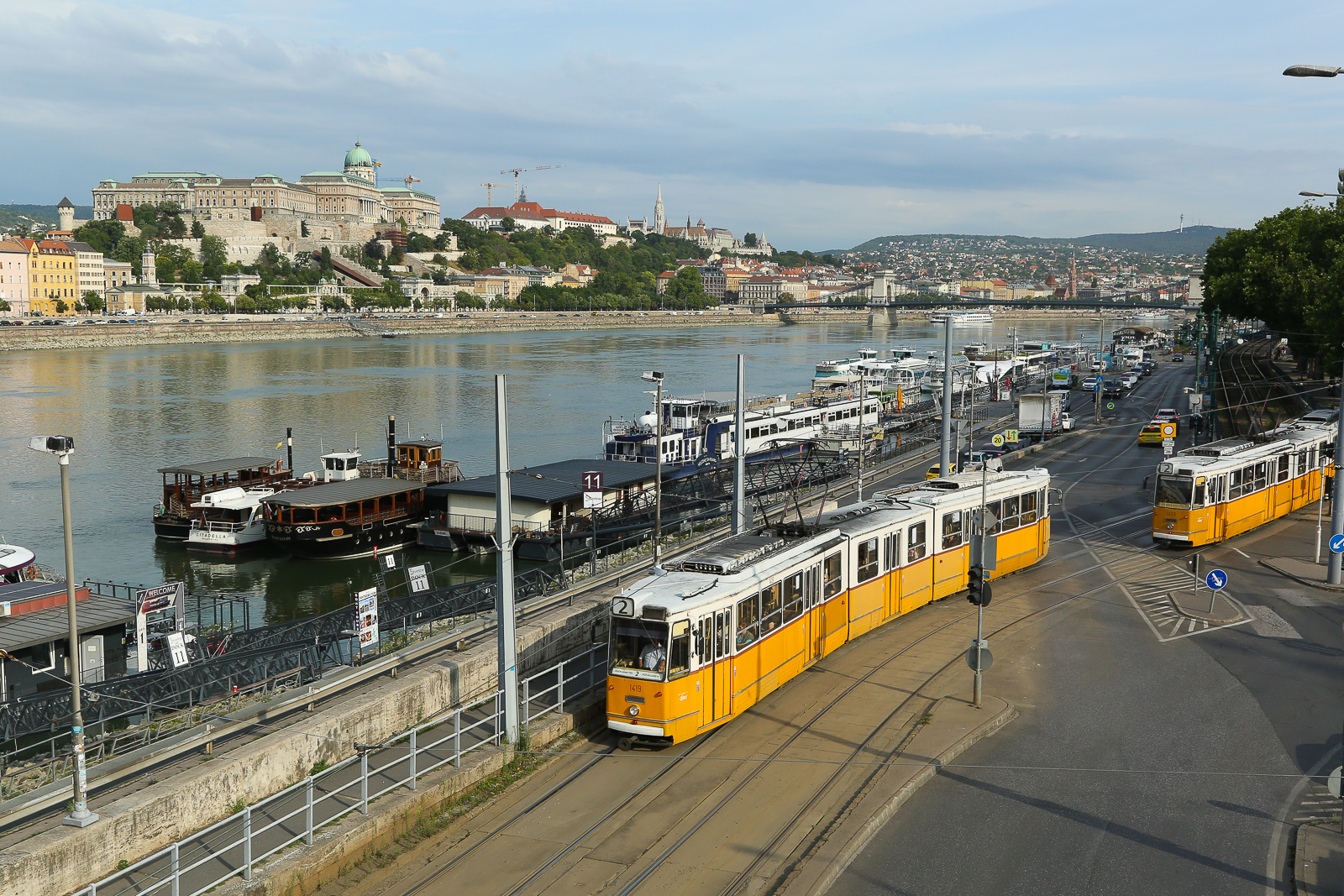 Straßenbahn Budapest Zug 1419 auf der Linie 23 bei Petőfi tér am 23.07.2026 von der Brücke runter fotografiert.