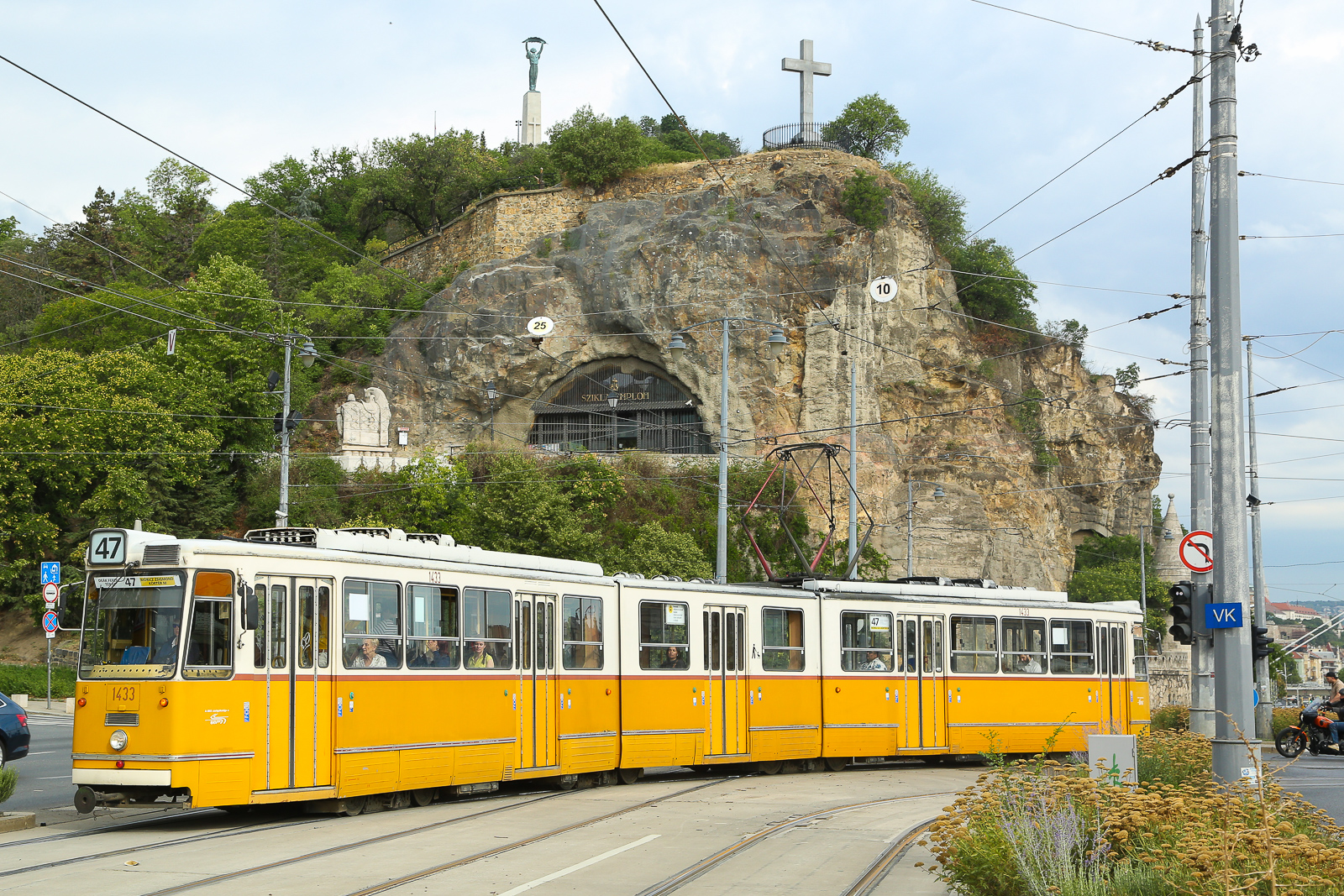 Straßenbahn Budapest Zug 1433 am 23.07.2026 fotografiert. Habe die Geoposition dazu gegeben. An diesem Platz kann man ganz gut aufnehmen. Am Nachmittag / Abend wäre es sicher auch gut von dem Aussichtspunkt mit dem Kreuz.