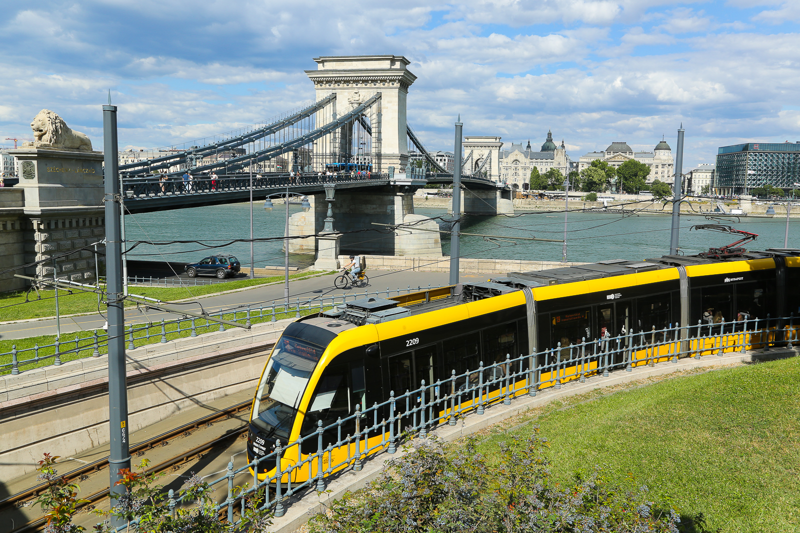Straßenbahn Budapest Zug 2209 ist schon was moderneres in Budapest am 22.07.2026. Im Hintergrund die berühmte Kettenbrücke Széchenyi Lánchíd.