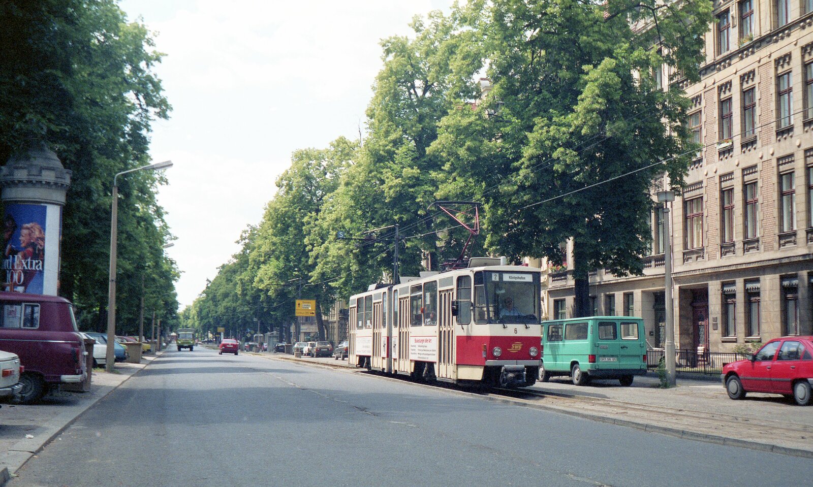 Straßenbahn Görlitz, Niederschlesien__Tw 6 [KT4D-C; ČKD Tatra, 1987; spätere Nr.2306] auf Linie 2 von Biesnitz kommend fährt auf den Sechs-Städte-Platz zu Richtun Innenstadt.__28-06-1992 