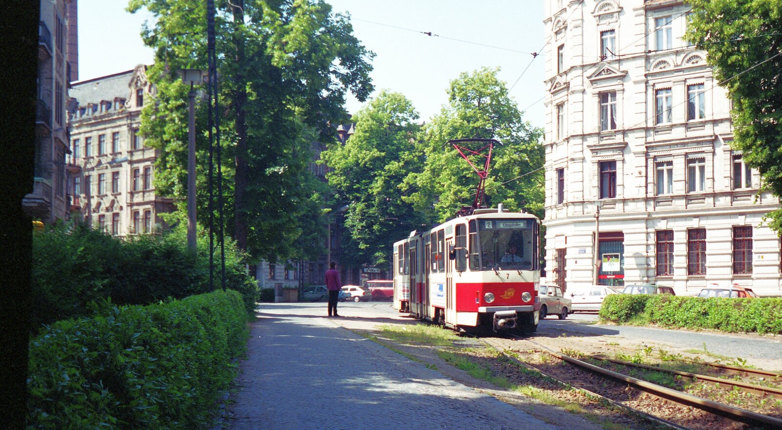 Straßenbahn Görlitz, Niederschlesien__Tw 7 [KT4D-C; ČKD Tatra, 1987; +2010] auf Linie 2 von Biesnitz kommend durchfährt gleich die Grünanlage des Sechs-Städte-Platzes.__28-06-1992 