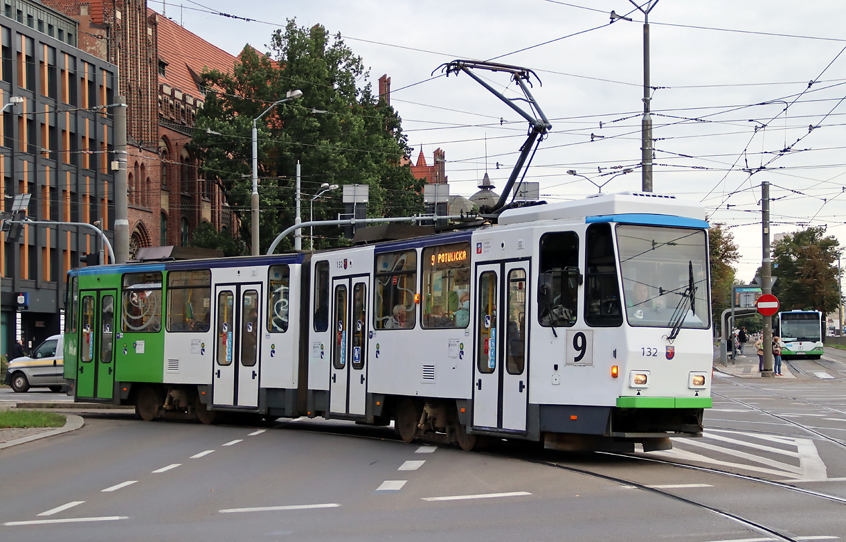 Strassenbahn mit interessanter Anordnung der Drehgestelle unterwegs in Kurvenfahrt in Szczecin (Stettin). Szczecin (Stettin), 21.9.2021