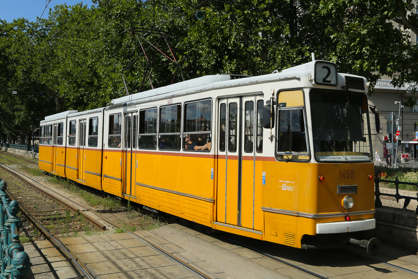 Straßenbahn mit schöner Schere in Budapest.  Zug 2150 auf der Linie 23 nach Jászai Mari tér bei Petőfi tér am 22.07.2026. 