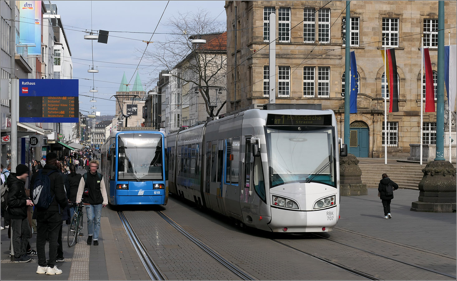 Straßenbahn und RegioTram -

... begegnen sich an der Haltestelle Rathaus am oberen Ende der Kassler Fußgängerzone. Auf der Straßenbahnlinie 1 fährt Bombardier 8NGTW 610, als RT1 unterwegs ist Alstom RegioCitadis 707. Dieser gehört zu den E/E-Wagen der RegioTram, die sowohl im Wechselstromnetz der DB, als auch im Gleichstromnetz der Straßenbahn fahren können. Im Gegensatz dazu gibt es auch E/D Wagen für den Einsatz neben den Straßenbahnstrecken auch auf nicht elektrifizierten Strecken. Diese haben zusätzlich zwei Dieselmotoren.

20.03.2024 (M)