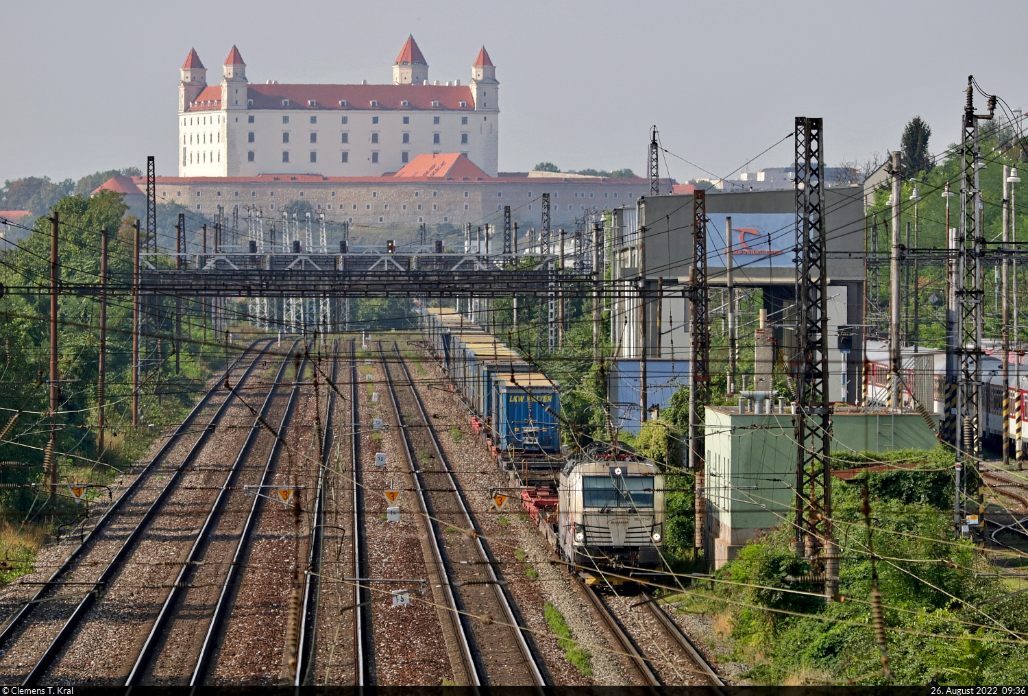 Strippen-Gewirr unter der Burg Bratislava (SK). Das verdeckt immerhin das noch recht frische Graffiti an der Seitenwand von 383 211-0. Die Siemens Vectron kommt gerade mit Sattelaufliegern der LKW Walter Internationale Transportorganisation AG aus dem Hauptbahnhof und strebt weiter gen Osten. Sie wurde von der Brücke der Straße Kyjevská geschossen.

🧰 Slovenská plavba a prístavy a.s., vermietet an LOKORAIL, a.s.
🕓 26.8.2022 | 9:36 Uhr