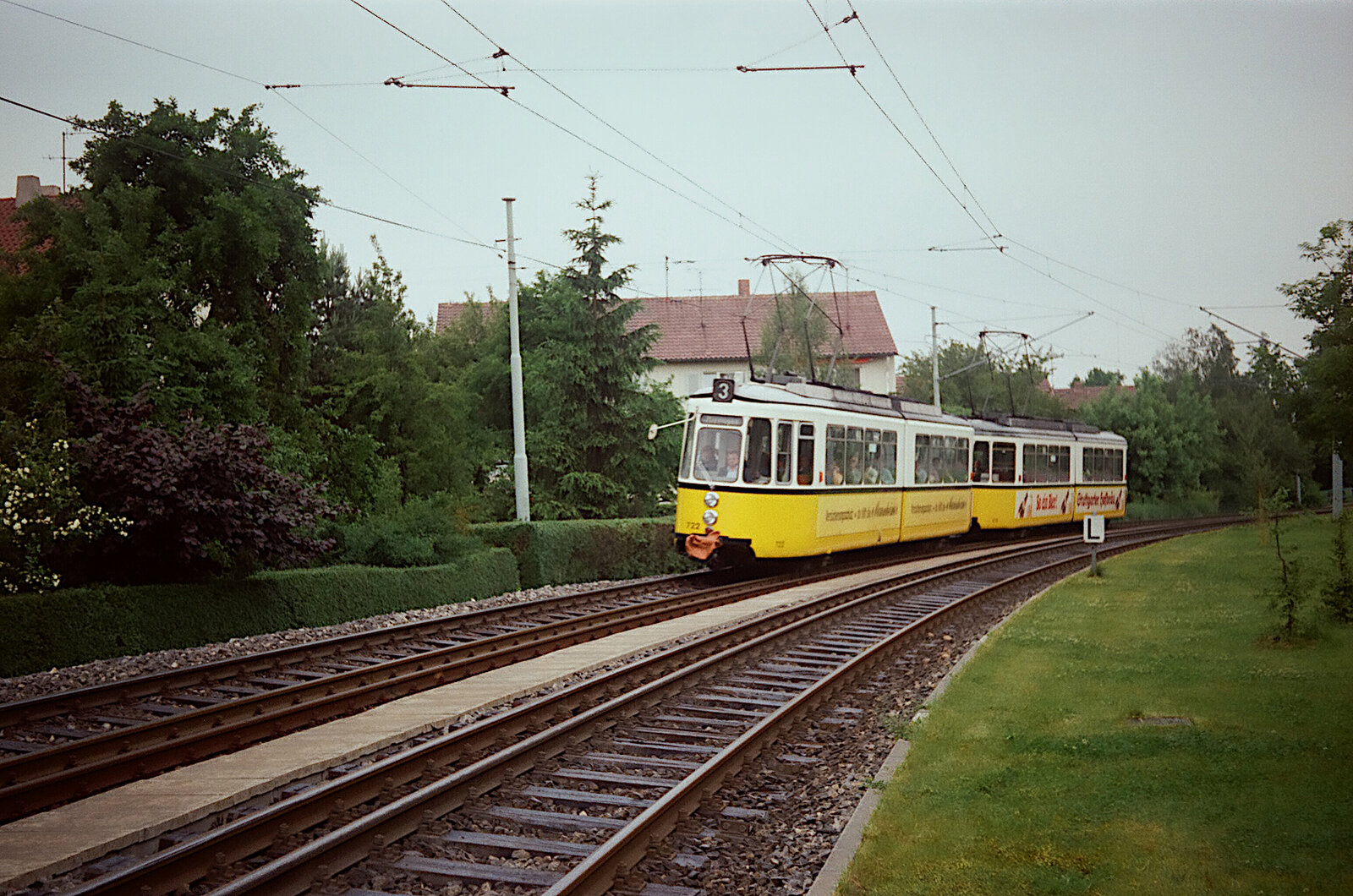 Stuttgart-Möhringen: GT4 Zug der Stuttgarter Straßenbahnlinie 3 Richtung Plieningen (1983) auf dem Weg der früheren Filderbahn. Stadtbahnschienen (1435 mm Spurweite) sind schon vorhanden.