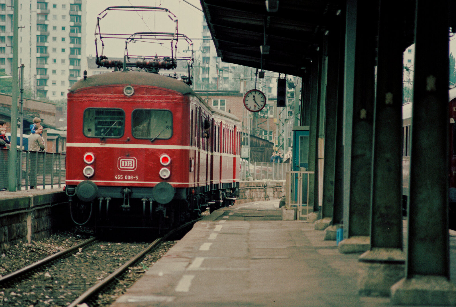 Stuttgarter Vorortzug 465 006-5 fährt als Museumszug auf Gleis 1 in den Stuttgarter Hauptbahnhof ein (31.05.1984)
