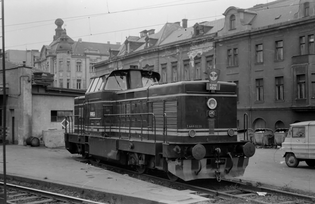 T_444_0239 der ČSD, fotografiert im Mai 1975 im Bahnhof Usti nad Labem