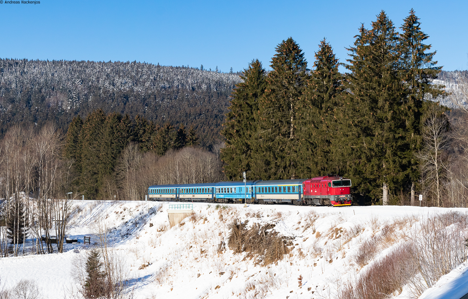 T478 4066 mit dem R 776 (Praha h.ln. - Bayerisch Eisenstein) bei Spicak 8.2.23