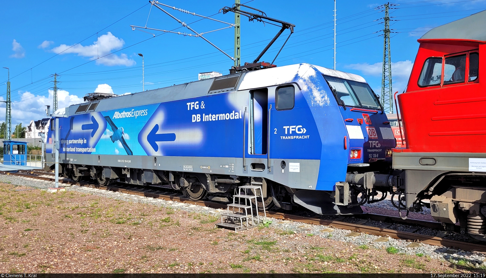 Tag der Schiene: Statt der 193 368-8 weilte am zweiten Tag ein Albatros mit der Nummer 152 136-8 (Siemens ES64F) in der Zugbildungsanlage (ZBA) Halle (Saale).

🧰 TFG Transfracht GmbH (DB Cargo)
🕓 17.9.2022 | 15:19 Uhr