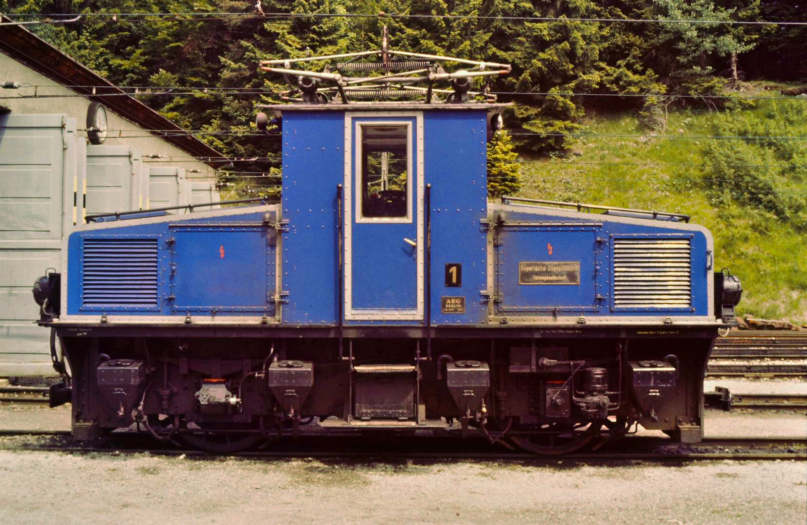 Tallok 1 der Bayerischen Zugspitzbahn vor dem Bw Grainau.  Datum: 30.08.1984