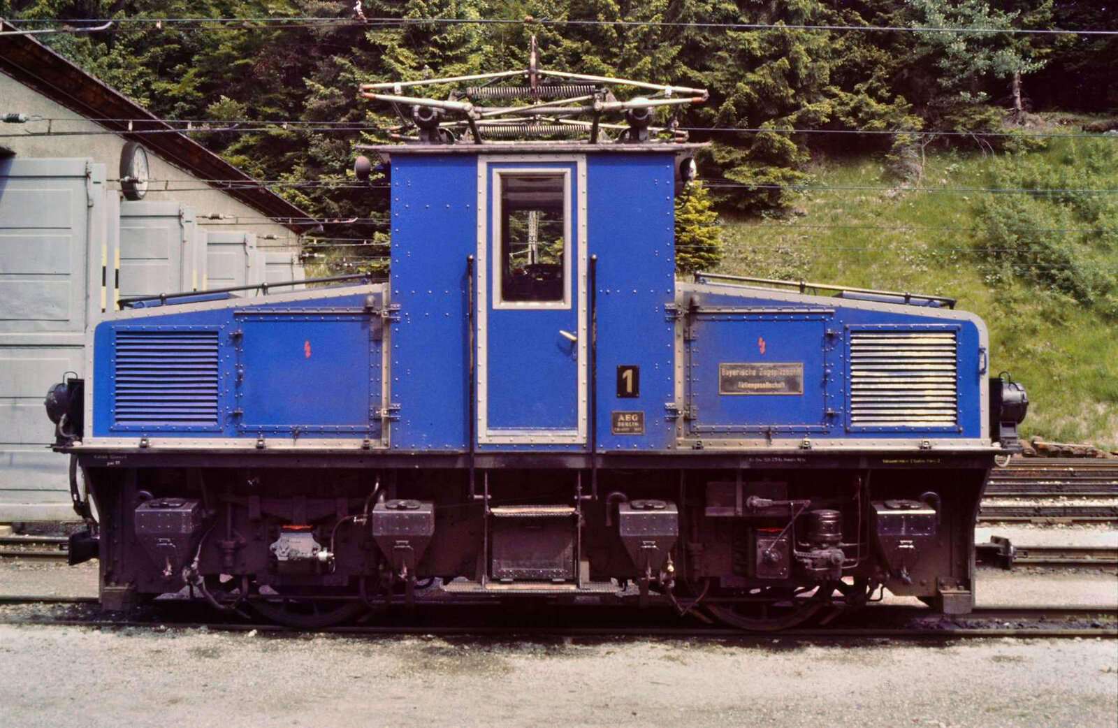 Tallokomotive 1 der Bayerischen Zugspitzbahn vor dem Betriebswerk Grainau (Sommer 1984)