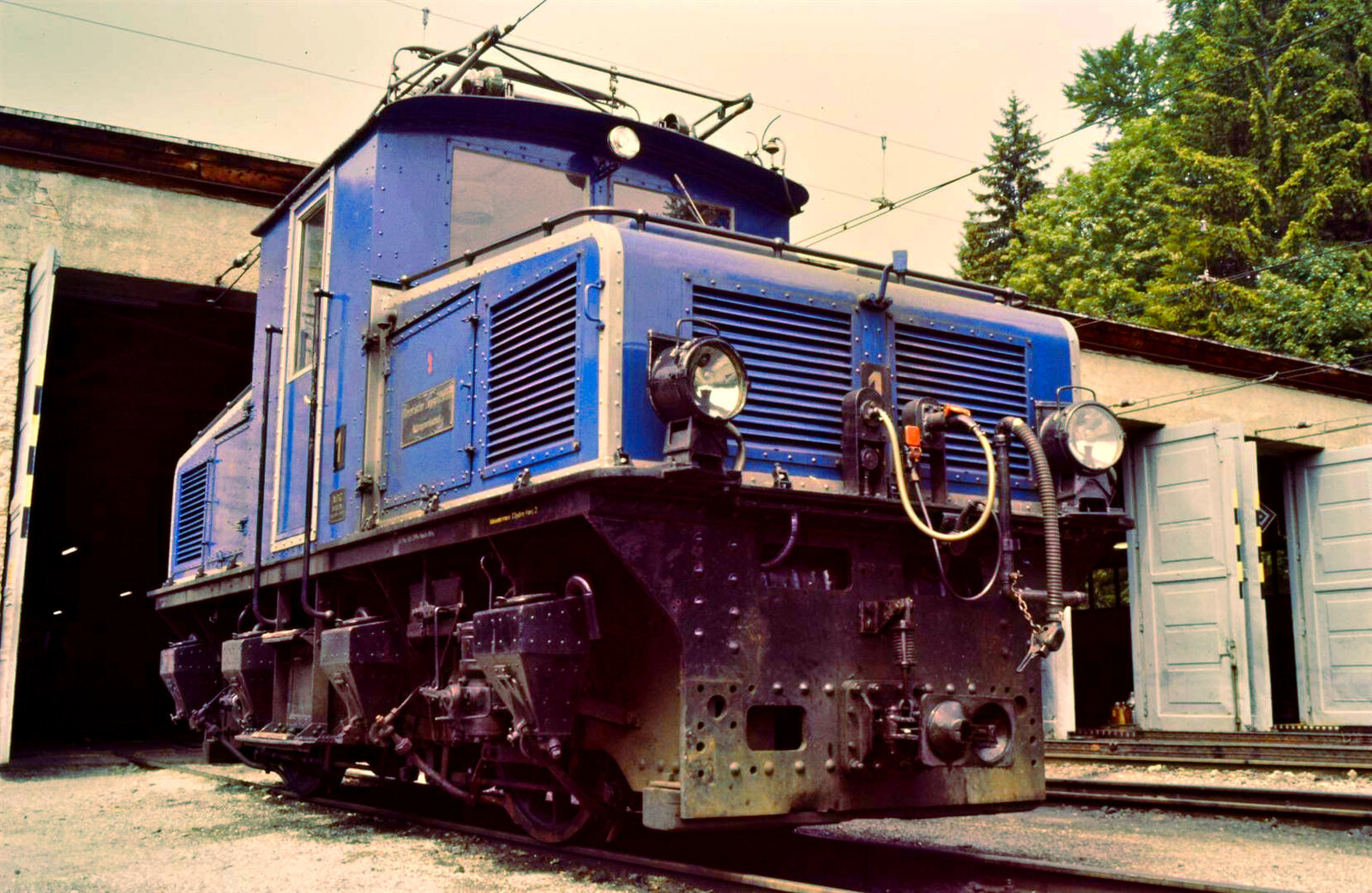 Tallokomotive 1 der Bayerischen Zugspitzbahn vor dem Betriebswerk Grainau (1984)