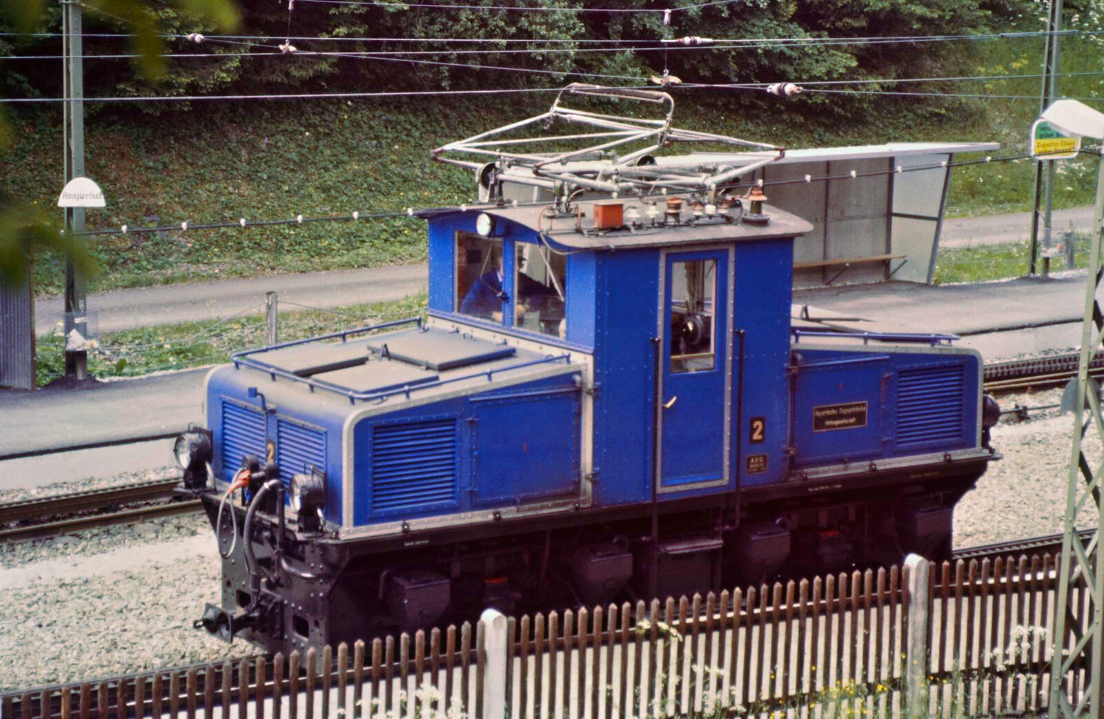 Tallokomotive 2 der Bayerischen Zugspitzbahn am Bahnhof Grainau, dem Betriebsmittelpunkt der Bahn (Sommer 1984)