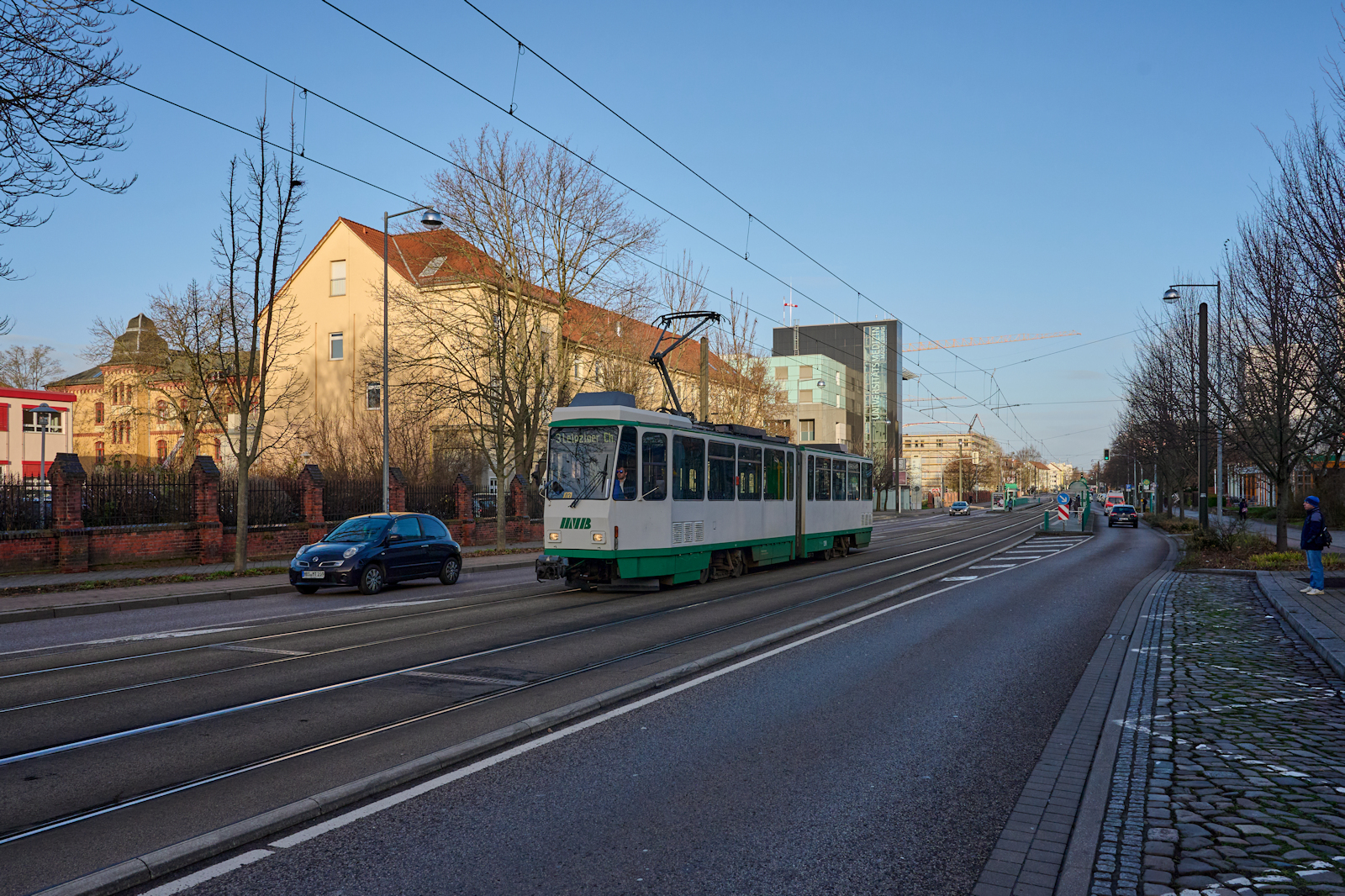 Tatra KT4D 1288 der Magdeburger Verkehrsbetriebe war am 20.12.2024 als Linie 3 auf dem Weg  von Sudenburg zur Leipziger Chaussee. Gerade hat der Triebwagen die Haltestelle Universit�tsklinikum verlassen.