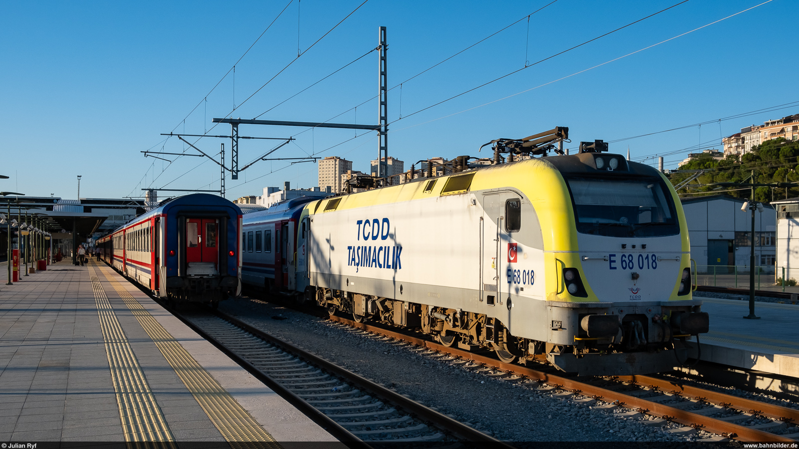 TCDD E68 018 / Istanbul Halkalı, 30. Juli 2023<br>
Daneben steht der Nachtzug nach Sofia mit dem Kurswagen nach Bukarest am Schluss.