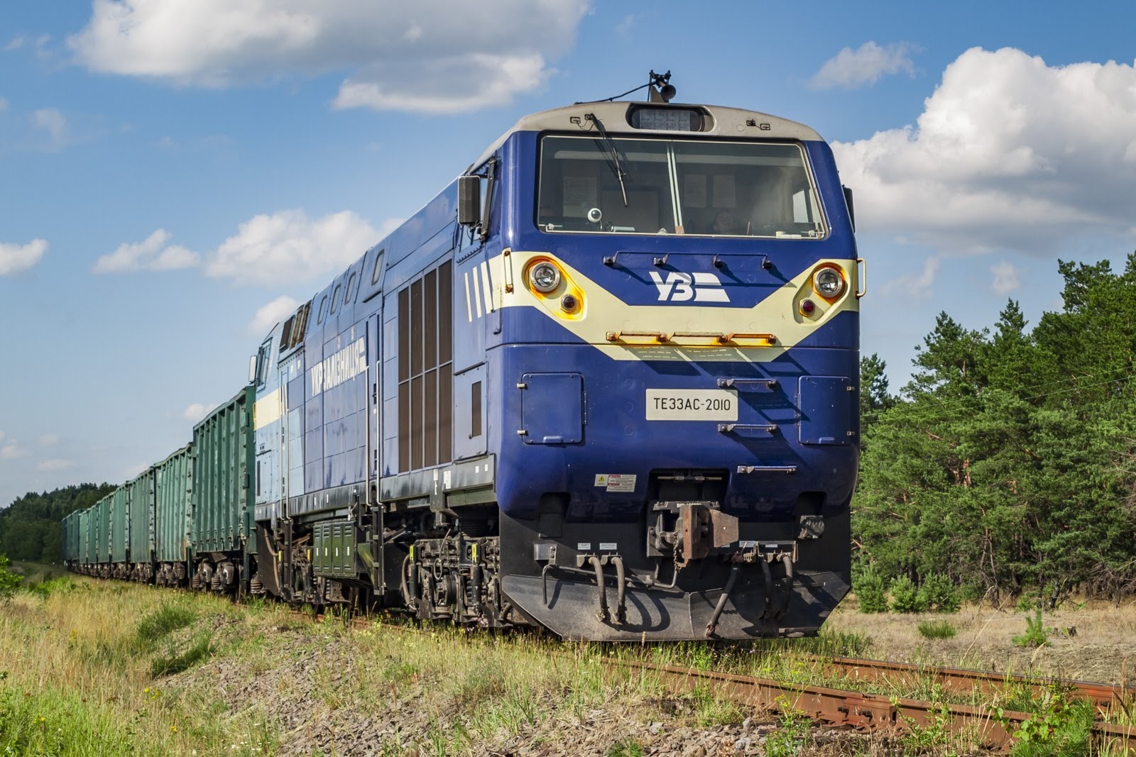 TE33AS-2010 mit der Kohlenzug an der Abschnitt Hirnyk - Sosnivka, um Kohleerz aus den Kohlengruben der Stadt Tscherwonohrad an die Kohlenwäsche der Gemeinde Sosnivka zur Verarbeitung zu liefern.
25.07.2022 17:01