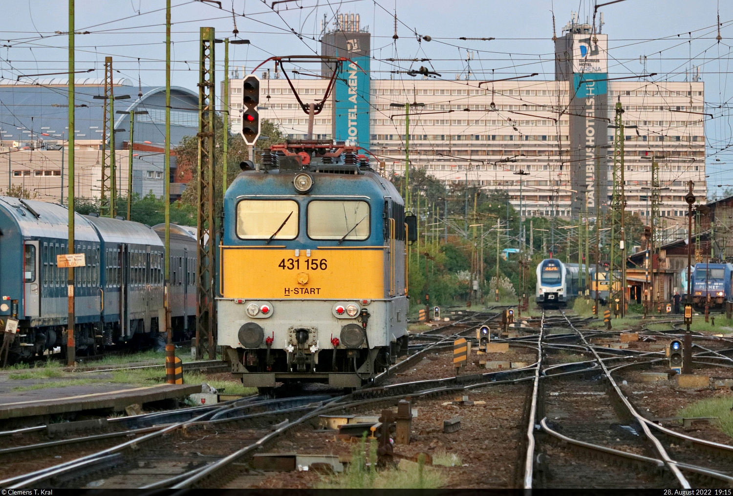 Tele-Nachschuss vom Bahnsteigende auf 431 156-3 beim Umsetzen im Bahnhof Budapest-Keleti pu (HU).

🧰 MÁV
🕓 28.8.2022 | 19:15 Uhr