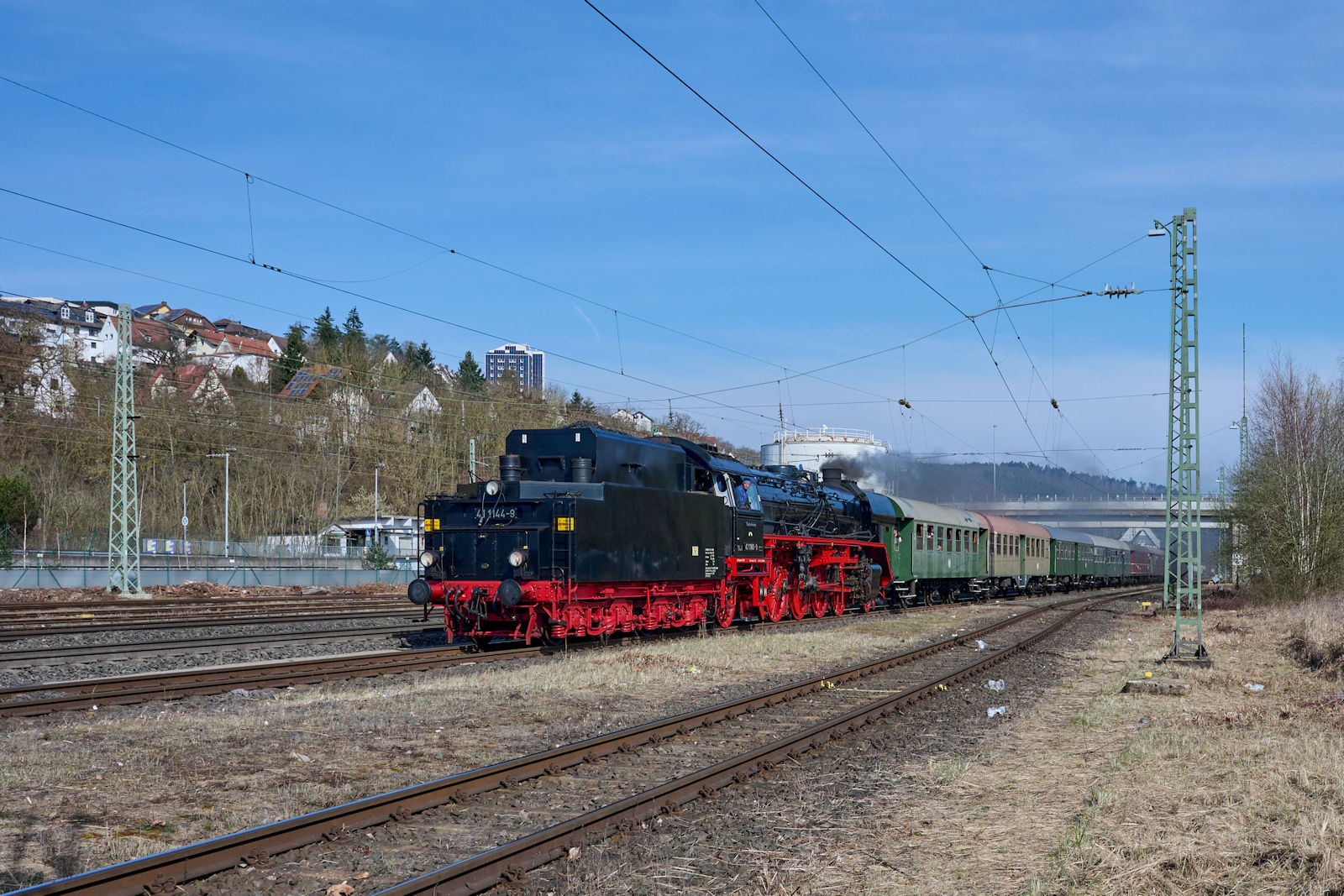 Tender voraus zog 41 1144 ihren Sonderzug am 09.03.2024 in den Bahnhof Bad Hersfeld.  Der Zug war unterwegs von Bebra nach Gerstungen und machte in Bad Hersfeld Kopf.
