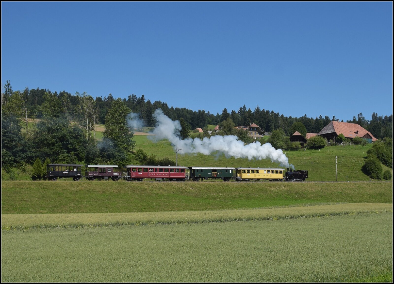 Testbild. Bitte einfach ignorieren.

BSB Ed 3/4 51 in Griesbachmatten im Juli 2022. Trotz sommerlicher Temperaturen und strahlend blauem Himmel klappte es hier mit einer echten Dampffahne.