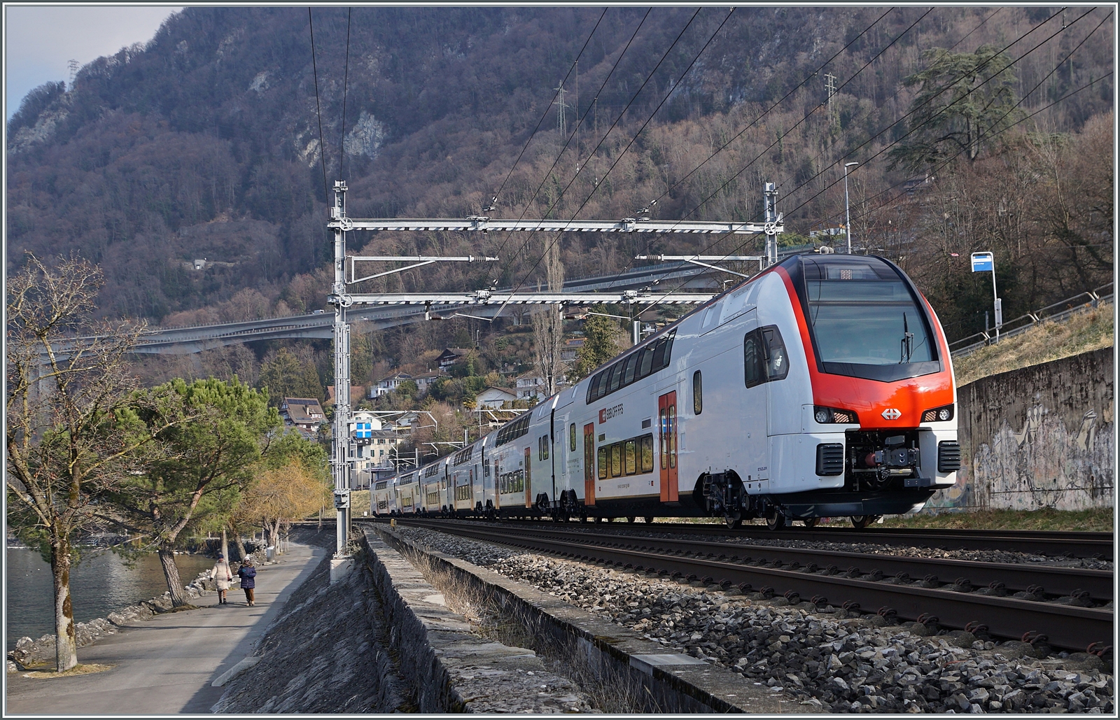 Testfahrt mit einem neuen SBB RABe 512 bei Villeneuve. In der Zwischenzeit sind die Fernverkehrs Doppelstock Triebzüge zwischen Zürich und Schaffhausen im Einsatz, in der Romandie sollen sie ab 2026 zum Einsatz kommen.

8. Februar 2023