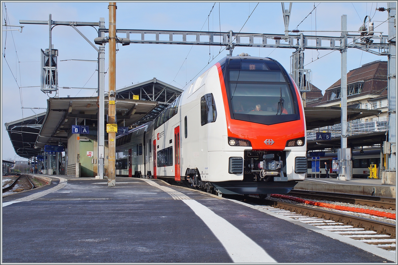 Testfahrt mit einem neuen SBB RABe 512 in Lausanne. In der Zwischenzeit sind die Fernverkehrs Doppelstock Triebzüge zwischen Zürich und Schaffhausen im Einsatz, in der Romandie sollen sie ab 2026 zum Einsatz kommen.

25. Januar 2023