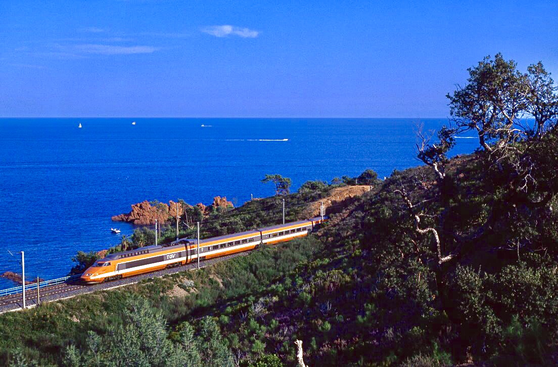 TGV Zug 14 (der ersten Generation) ist bei Le Trayas als Zug 845 entlang der C�te d'Azur unterwegs in Richtung Nice, 17.09.1995.