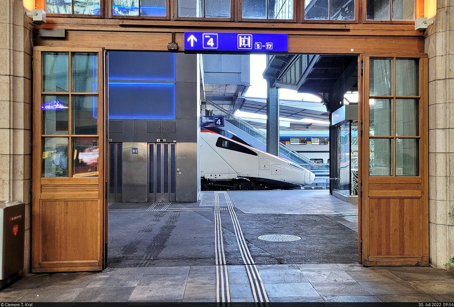 Tore auf für den Astoro:
Lange Nase eines RABe 503 auf Gleis 4 von Basel SBB (CH).

🧰 SBB
🚝 EC 53 Basel SBB (CH)–Milano Centrale (I)
🕓 30.7.2022 | 9:54 Uhr