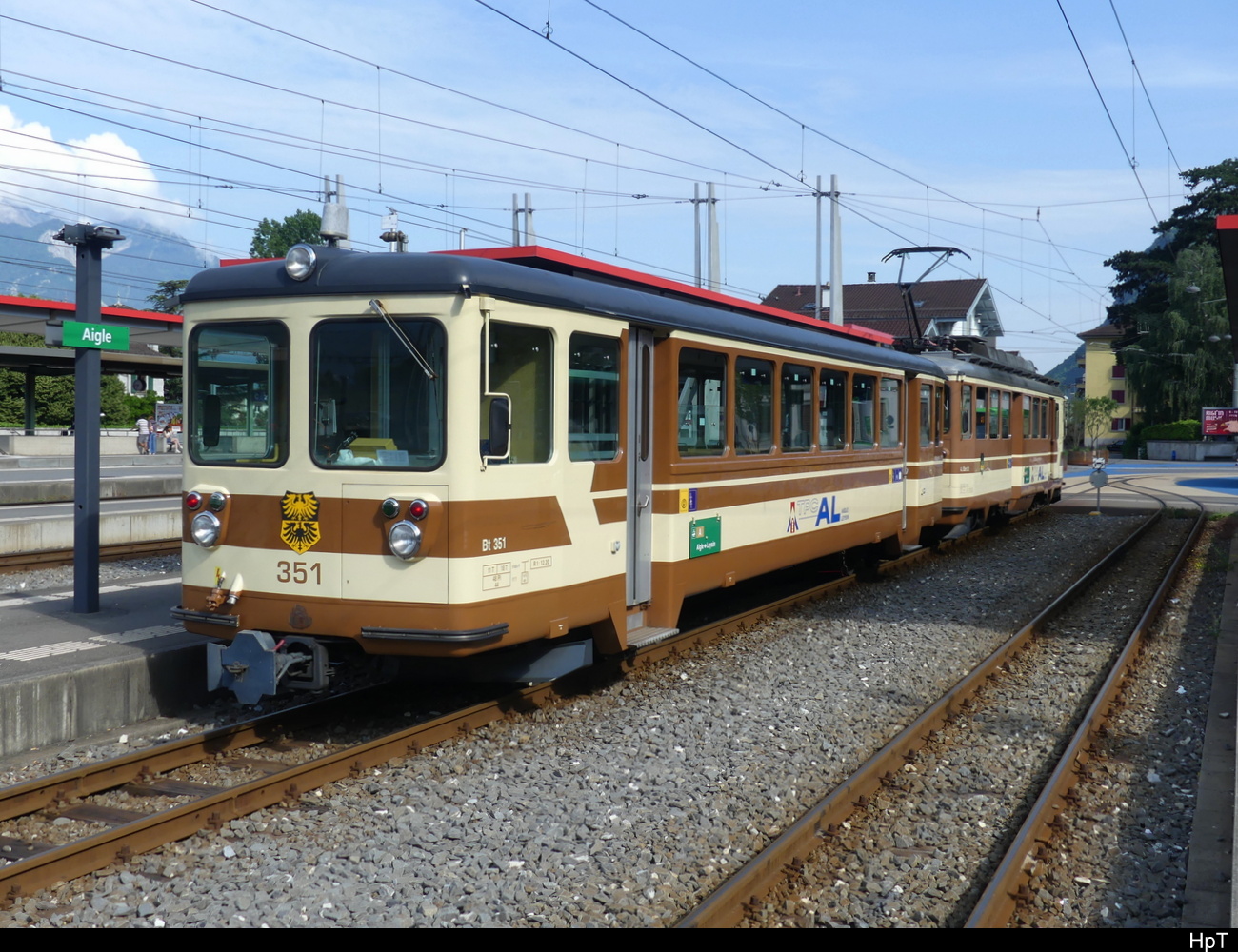tpc / AL - Steuerwagen Bt 351 mit BDeh 4/4 302 im Bhf. Aigle am 04.06.2023