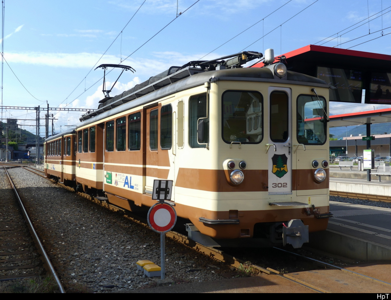 tpc / AL - Zahnradtriebwagen BDeh 4/4 302 mit Steuerwagen Bt 351 im Bhf. Aigle am 04.06.2023