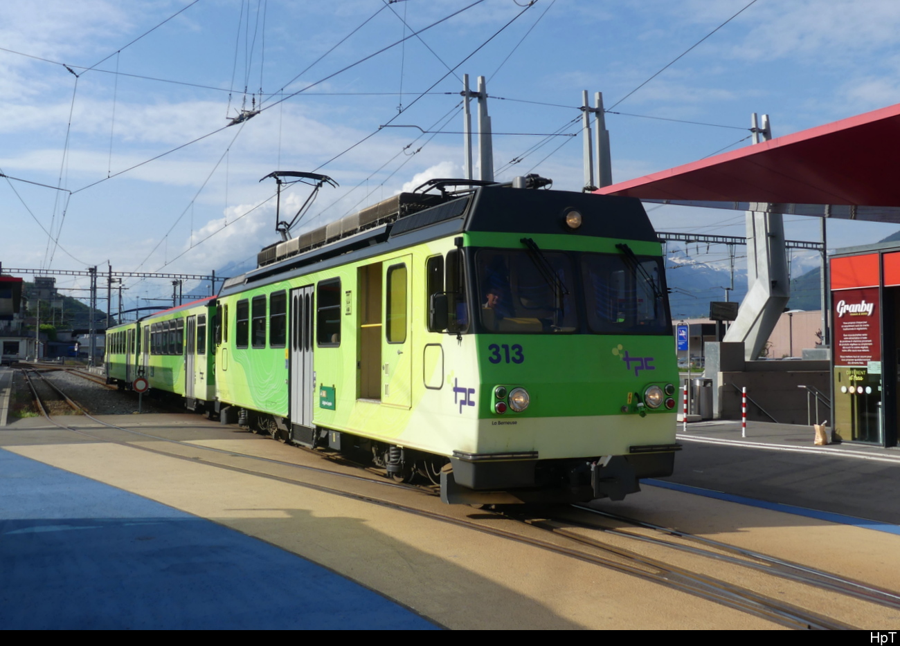tpc / AL - Zahnradtriebwagen BDeh 4/4 313 im Bhf. Aigle am 04.06.2023