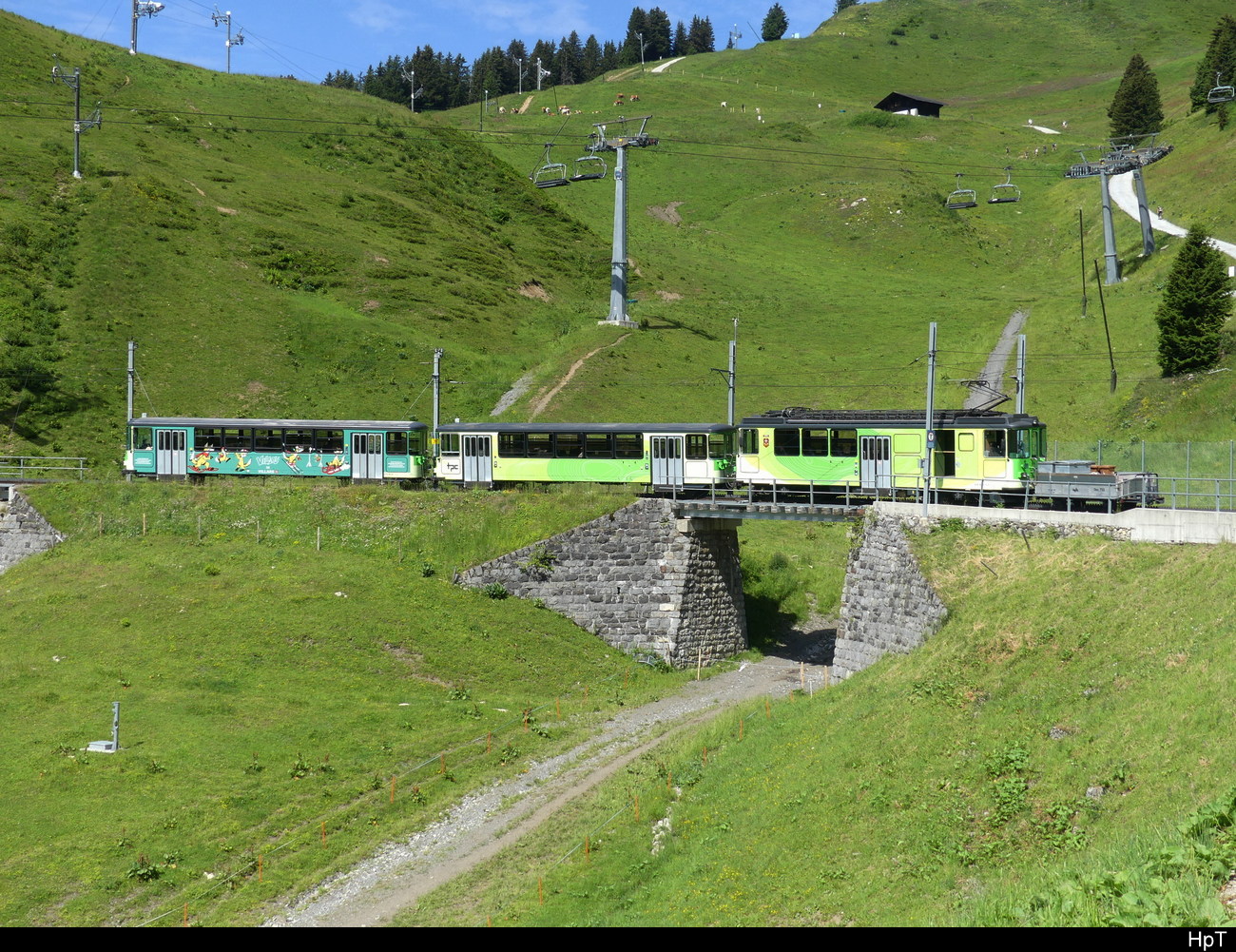 tpc - BDeh 4/4  81 mit Zug beim verlassen des Bahnhofes Col-de-Bretaye am 09.07.2023